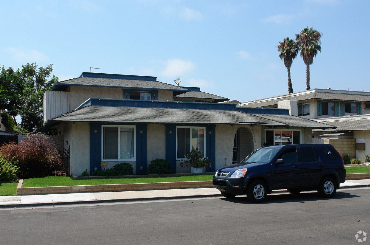 Primary Photo - 17081 Evergreen Cir