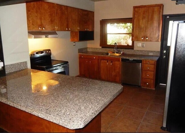 Foto del edificio - Stunning 4BD Craftsman in Excellent N Port...