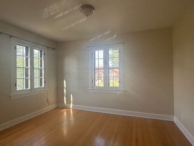 Building Photo - House For Lease