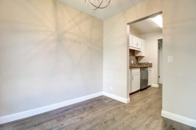 Foto del edificio - 480 N Civic Dr