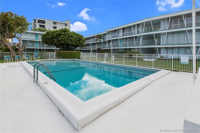 Building Photo - 10143 E Bay Harbor Dr