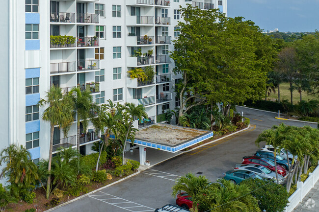 Entrada - Drake Tower Condominiums