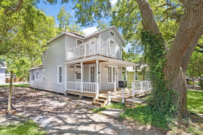 Building Photo - 318 6th Ave N
