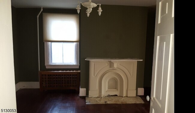 Building Photo - 315 2nd St