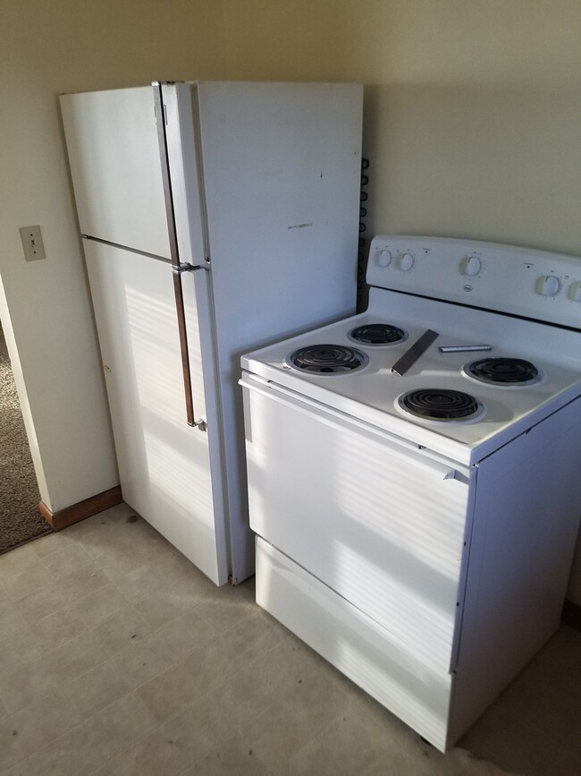 Large kitchen - 735 S 2nd St