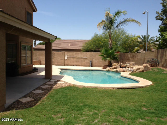 Foto del edificio - 6824 W Rose Garden Ln