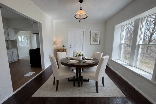 Foto del edificio - Charming Multi-Level Akron Home with Huge Living Room & Updated Siding