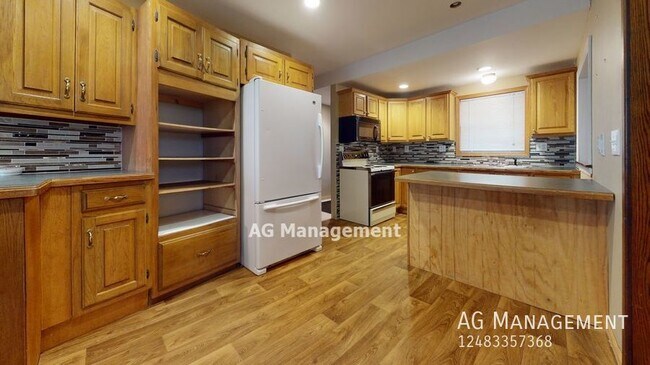 Foto del edificio - 7867 Lake Dr - Adorable 2Bed/1Bath Clay To...
