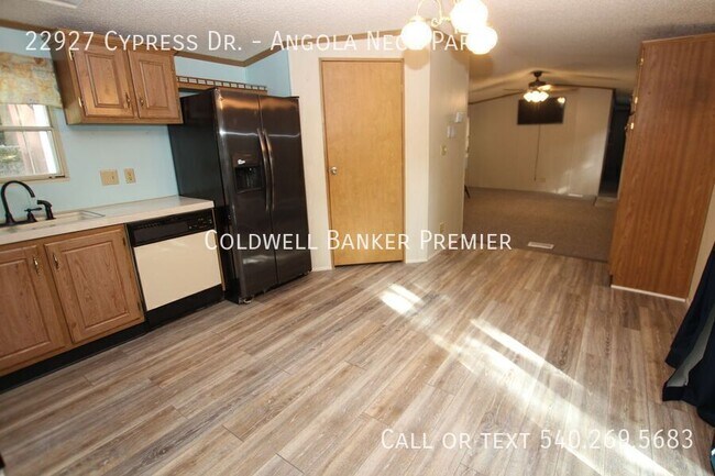 Building Photo - 22927 Cypress Dr