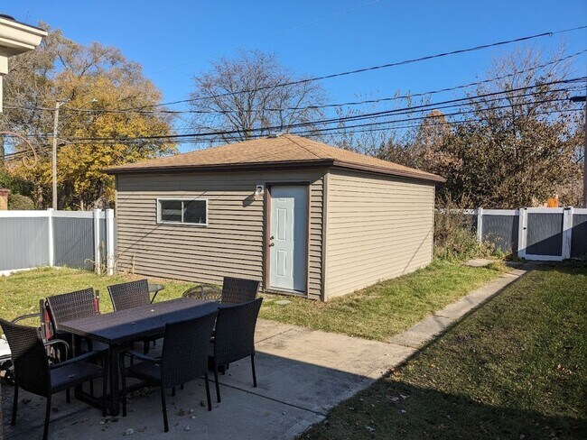 Foto del edificio - 9257 Lawler Ave