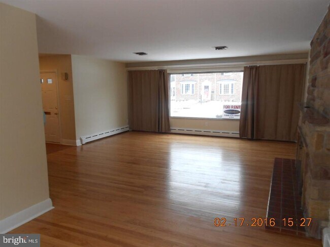 Foto del edificio - 2900 Maple Rd