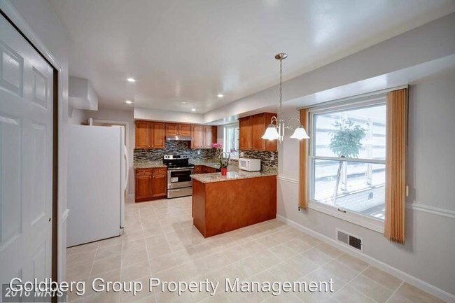 Building Photo - 10900 Gainsborough Rd