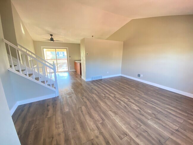 Sala de estar en la planta principal - 3934 Red Cedar Dr