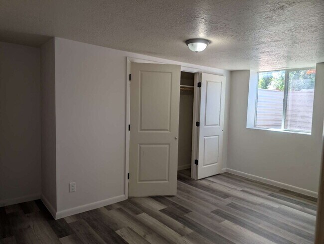 Foto del edificio - $500 OFF FIRST MONTH Rent 3 Bedroom Basement Apartment | All Utilities & Internet Included | Near...