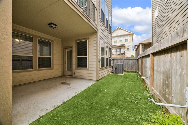 Foto del edificio - 8612 Cedardale Park Dr