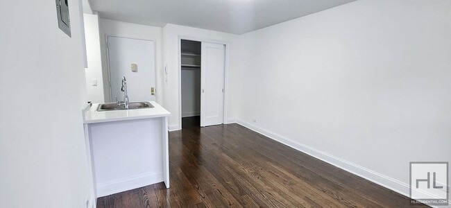 Building Photo - E 16 ST