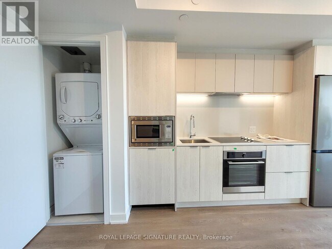 Building Photo - 3009-3009 Novar Rd
