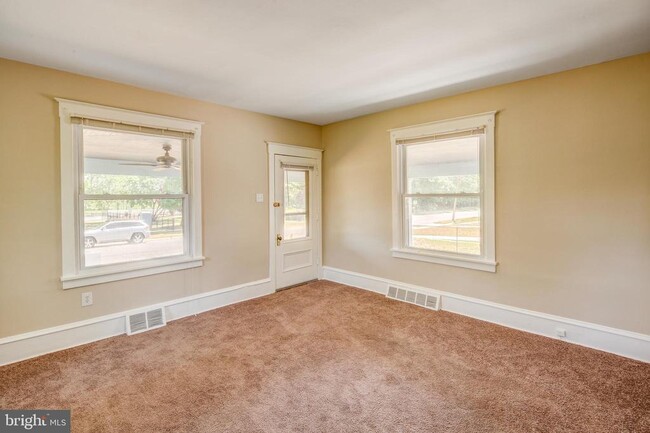 Building Photo - 330 River Dr