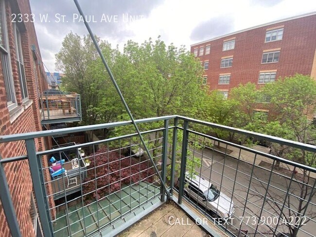 Building Photo - 2 Bedroom 1 bath, Top Floor Loft in Heart ...
