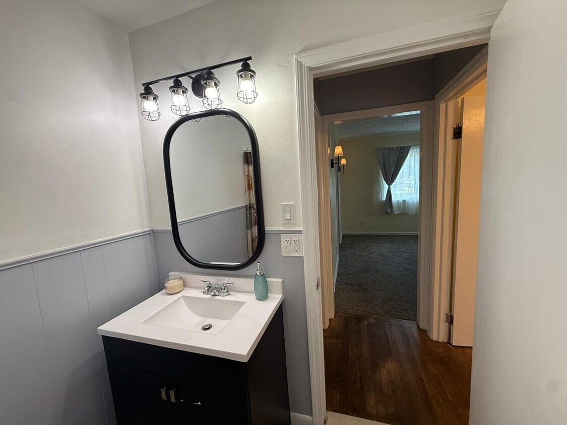 Foto principal - 2311 N Averill Ave