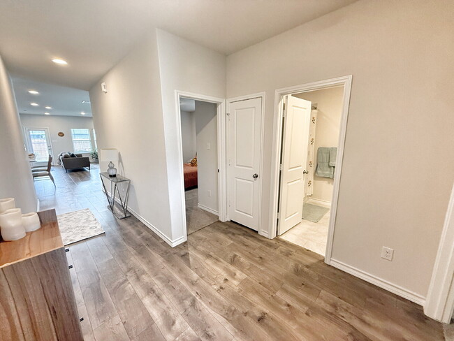Building Photo - Charming Single-Story Home in Oak Creek Su...