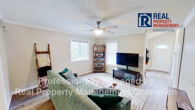 Building Photo - Beautifully Updated with Fenced Yard and O...