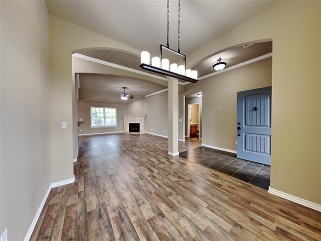 Building Photo - 704 Apple Tree Ln