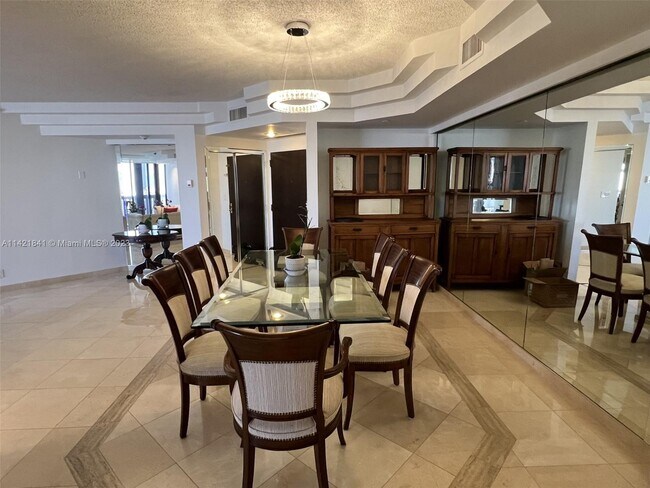 Foto del edificio - 3000 Island Blvd