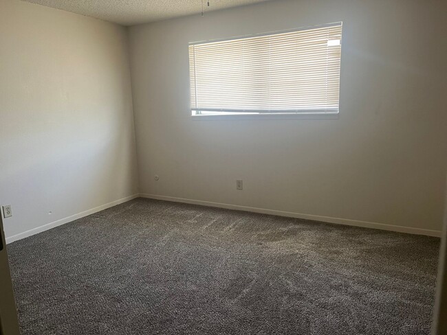 Building Photo - 1 BEDROOM 2ND FLOOR CONDO UNIT WITH ON SIT...