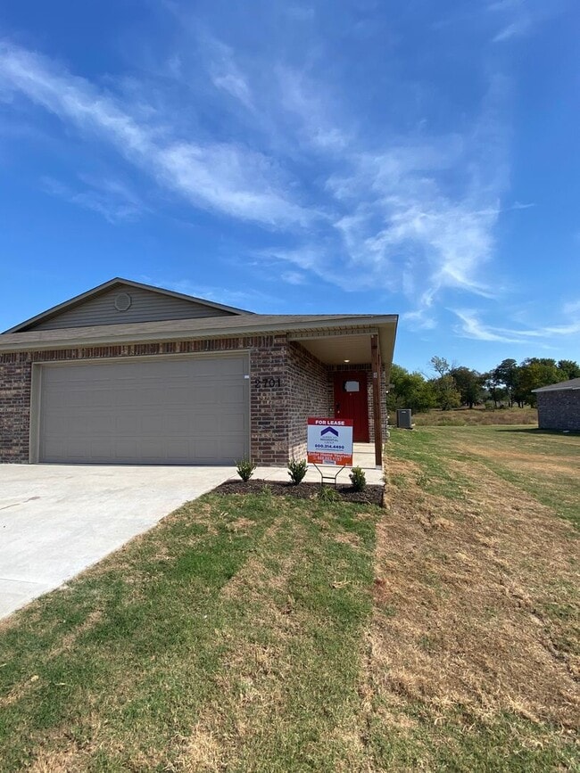 Building Photo - *Pre-leasing* Three Bedroom | Two Bathroom...