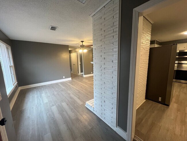 Building Photo - 4 Bedroom 2.5 Bathroom Home