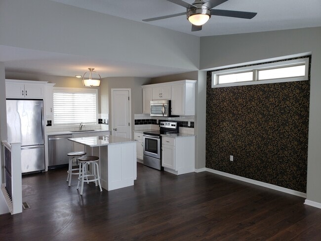 Foto del edificio - Cozy West Side Home + 2 Car Garage + Stain...