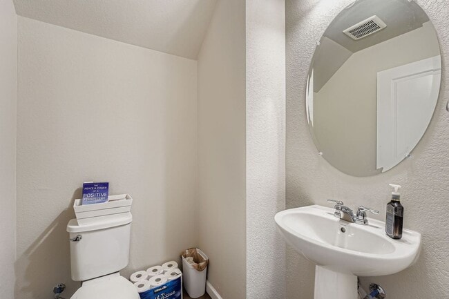 Building Photo - Beautiful two-story luxury townhome in highly sought after Belleview Place. Like new!