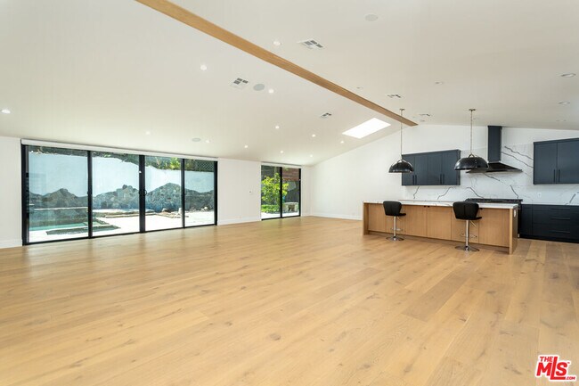 Foto del edificio - 16240 Dickens St