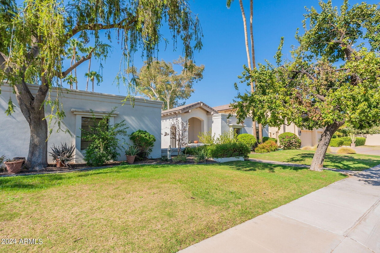 Primary Photo - 8257 E Del Cadena Dr