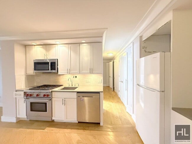 Building Photo - Renovated 3 bed 1 bath with Laundry / Balcony / WEST 93 STREET