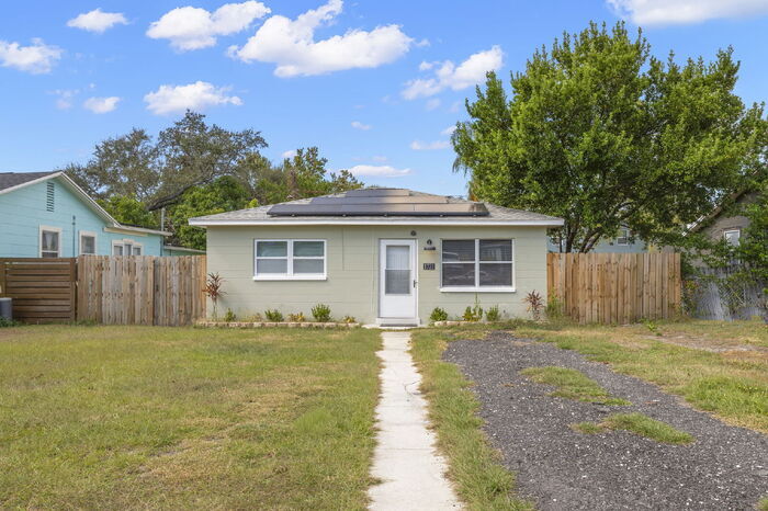 Primary Photo - Home For Rent in St Pete!