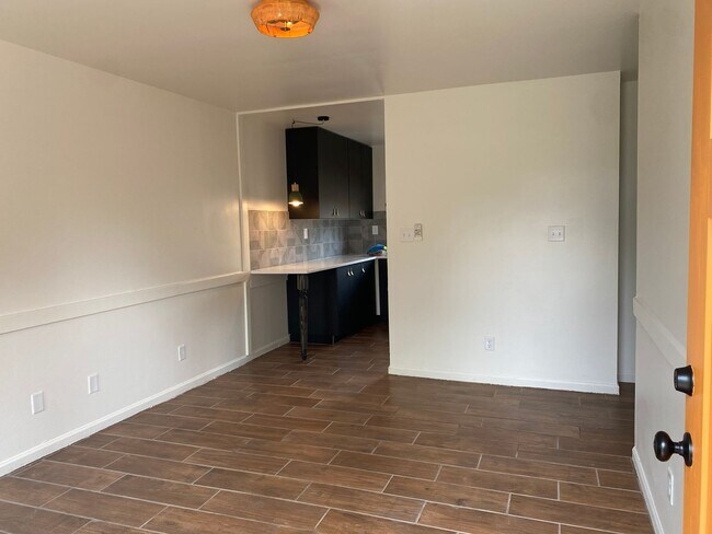 Building Photo - 2BD/1BA - COMPLETELY REMODELED DUPLEXES DO...