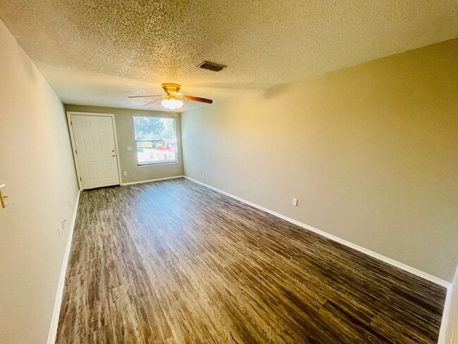 Building Photo - Cozy 2/1 Townhome in Orange Park!