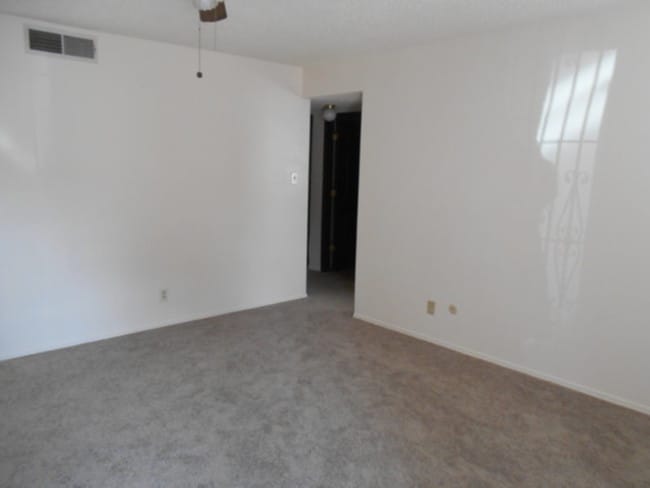Building Photo - 401 Dunes Ct SE