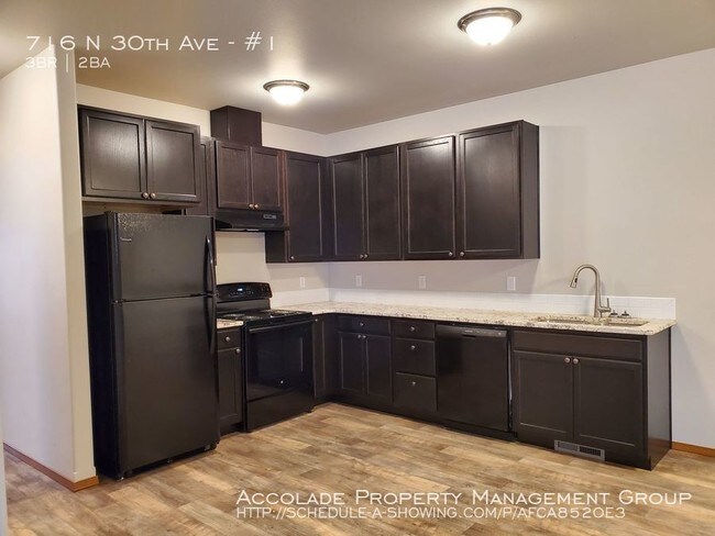 Building Photo - Brand New Duplex