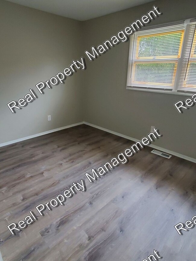 Building Photo - Completely Updated 2 Bedroom Apartment