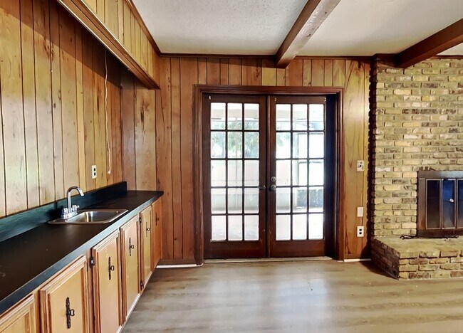 Building Photo - 265 W Lakeview Ave