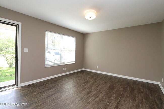 Foto del edificio - 6810 Village Green Blvd