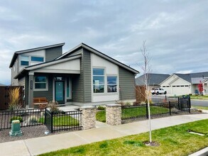 Building Photo - 3203 NE Boulder Crk Dr