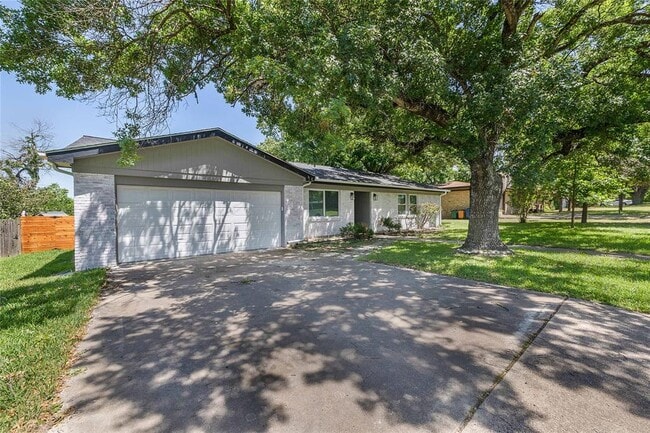 Building Photo - 11603 Oak Trail