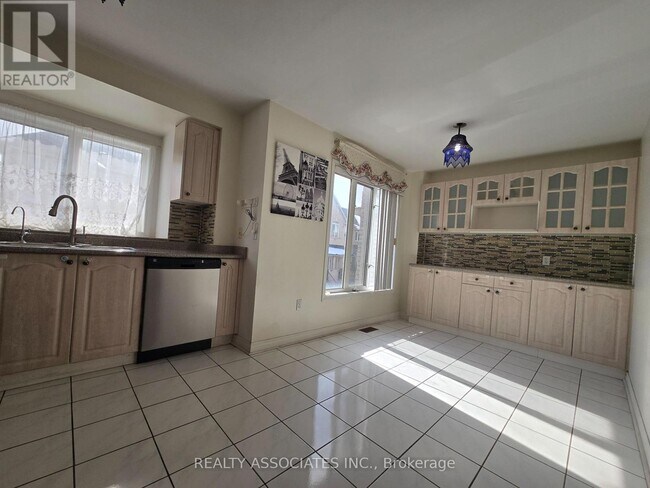 Building Photo - 1075 Ellesmere Rd