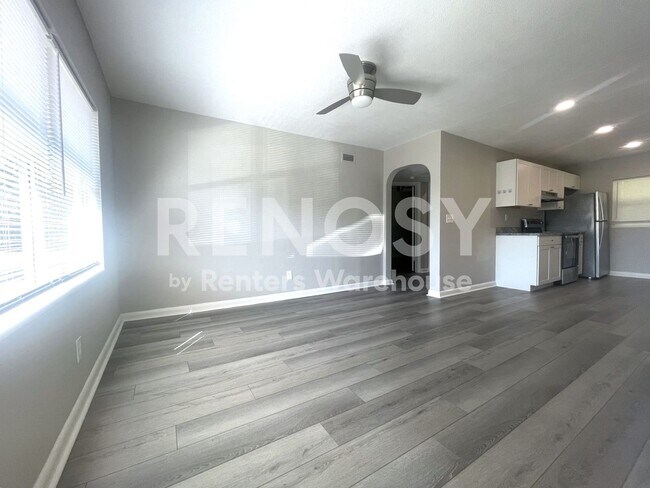 Foto del edificio - Freshly Renovated 2 Bed/1 Bath Apartment in Clearwater