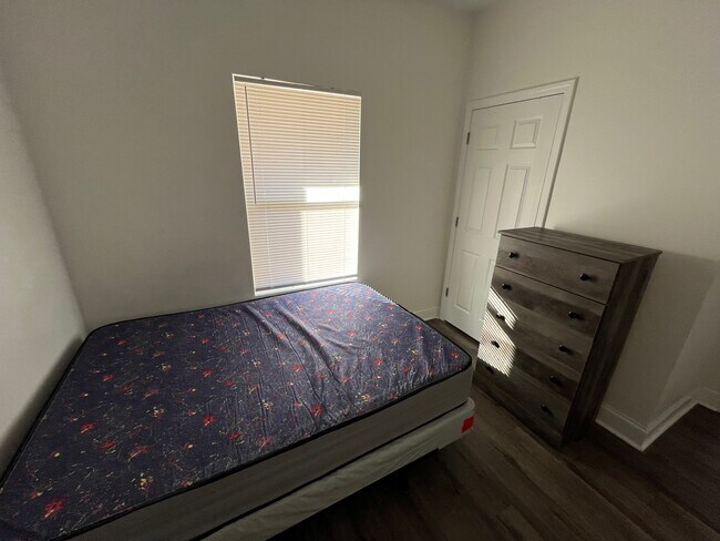 Building Photo - 702 Carmen Ave