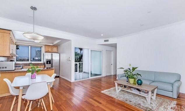 Building Photo - 949 S Manhattan Pl